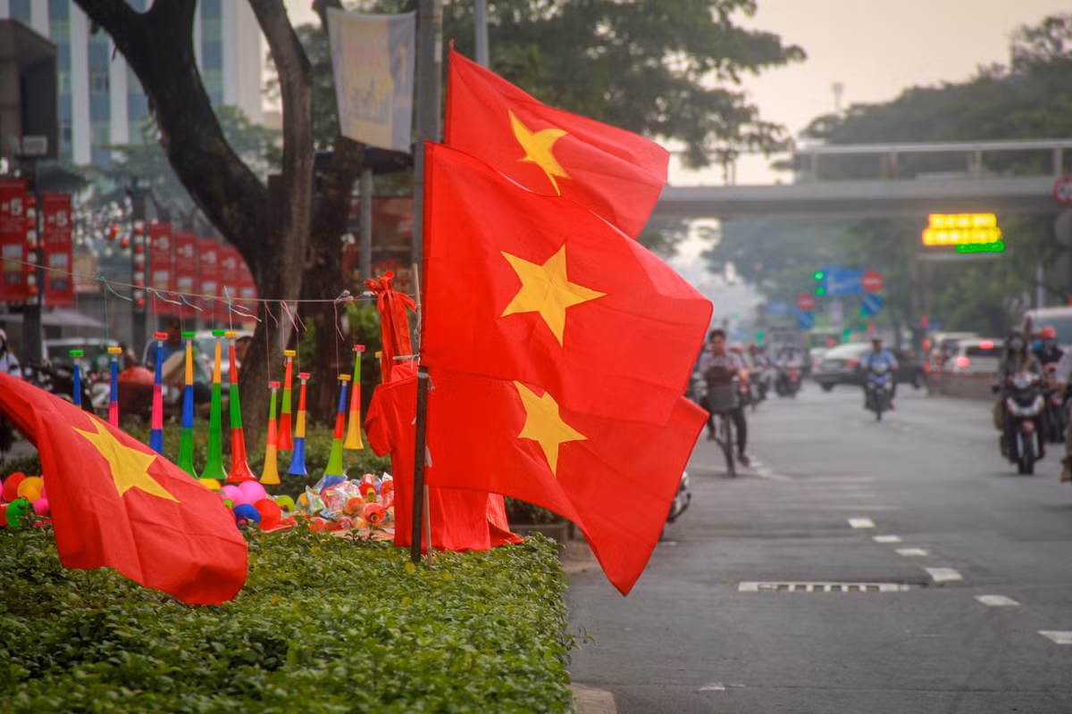 Một góc đường Nguyễn Văn Cừ (quận 1) nổi bật với màu cờ đỏ sao vàng.