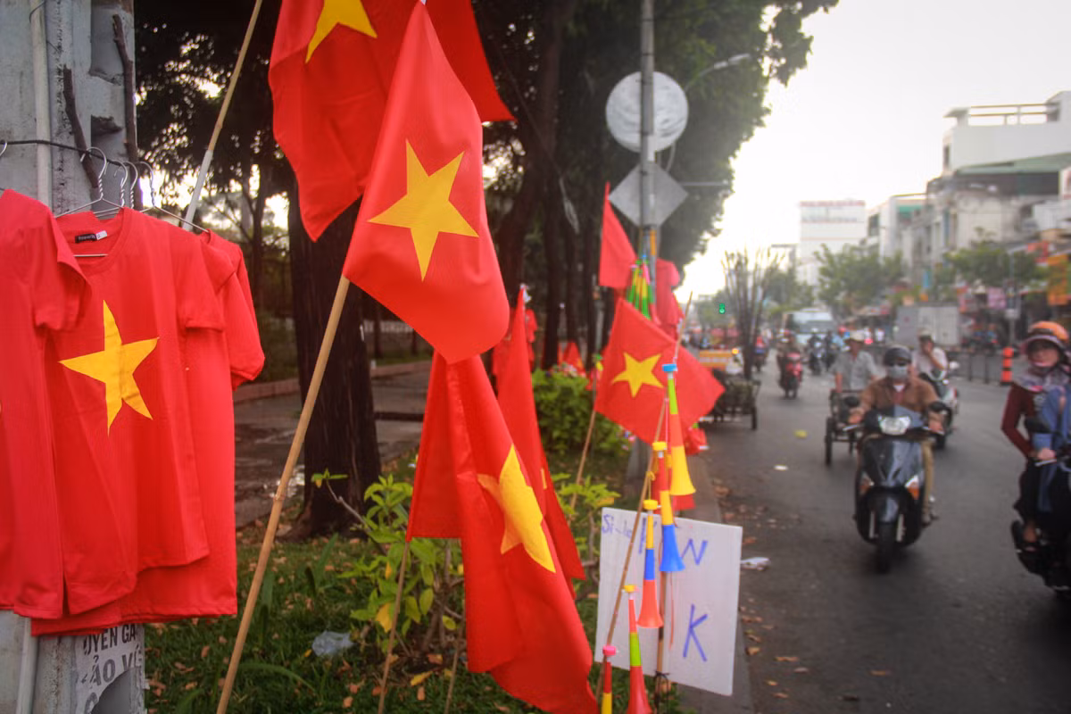 Đường Lý Thái Tổ được nhiều người kinh doanh lựa chọn để bày bán các phụ kiện cho các cổ động viên tối nay.