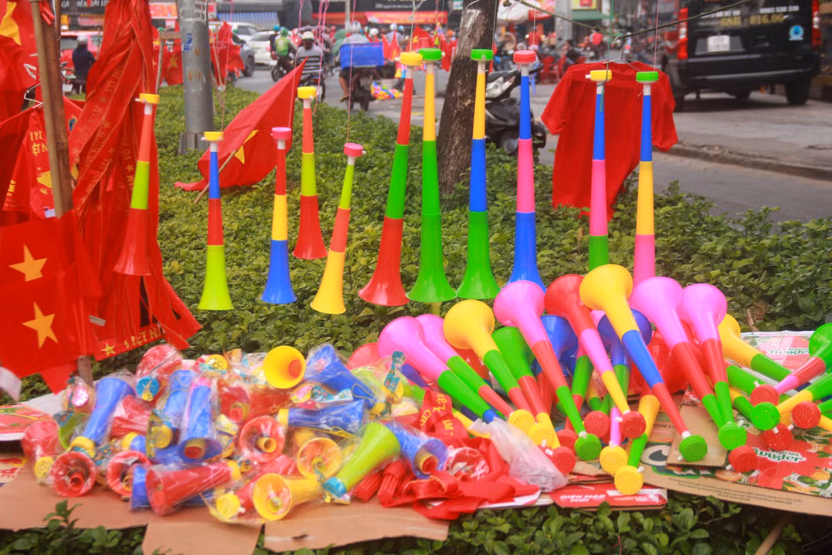 Kèn vuvuzela được bầy bán khắp nơi, đây là món đồ không thể thiếu cho các cổ động viên trong mỗi trận đấu của Việt Nam.