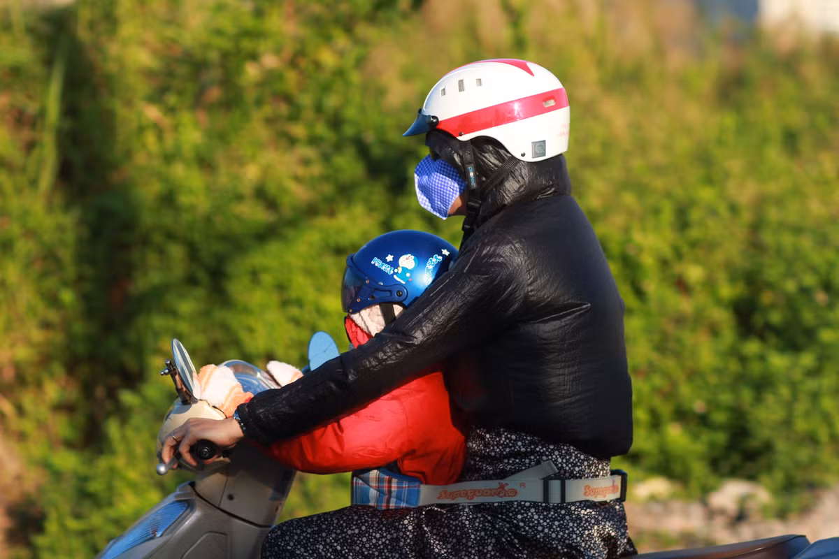 Đến 8h, tuy mặt trời lên khá cao, có nắng nhẹ nhưng không khí vẫn khá lạnh.