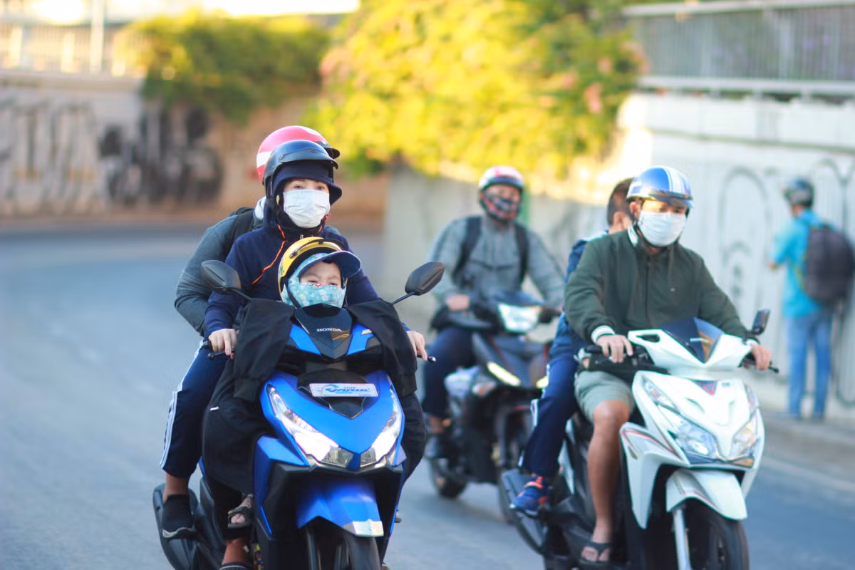 Tuy thích thú với kiểu thời tiết se lạnh hiếm có, nhưng vì nhiệt độ thay đổi đột ngột, nhiều người cũng tỏ ra lo lắng vì sợ ảnh hưởng đến sức khỏe.