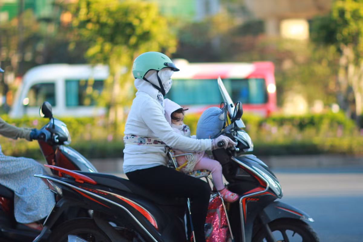 Đây là lần đầu kể từ đầu năm, nhiệt độ ở TP.HCM xuống thấp, dự kiến còn kéo dài trong vài ngày tới.