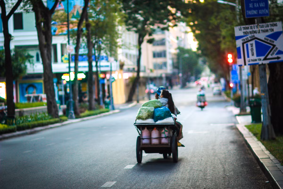 Đường Đồng Khởi (quận 1) lúc 6h, vắng người hơn mọi ngày.