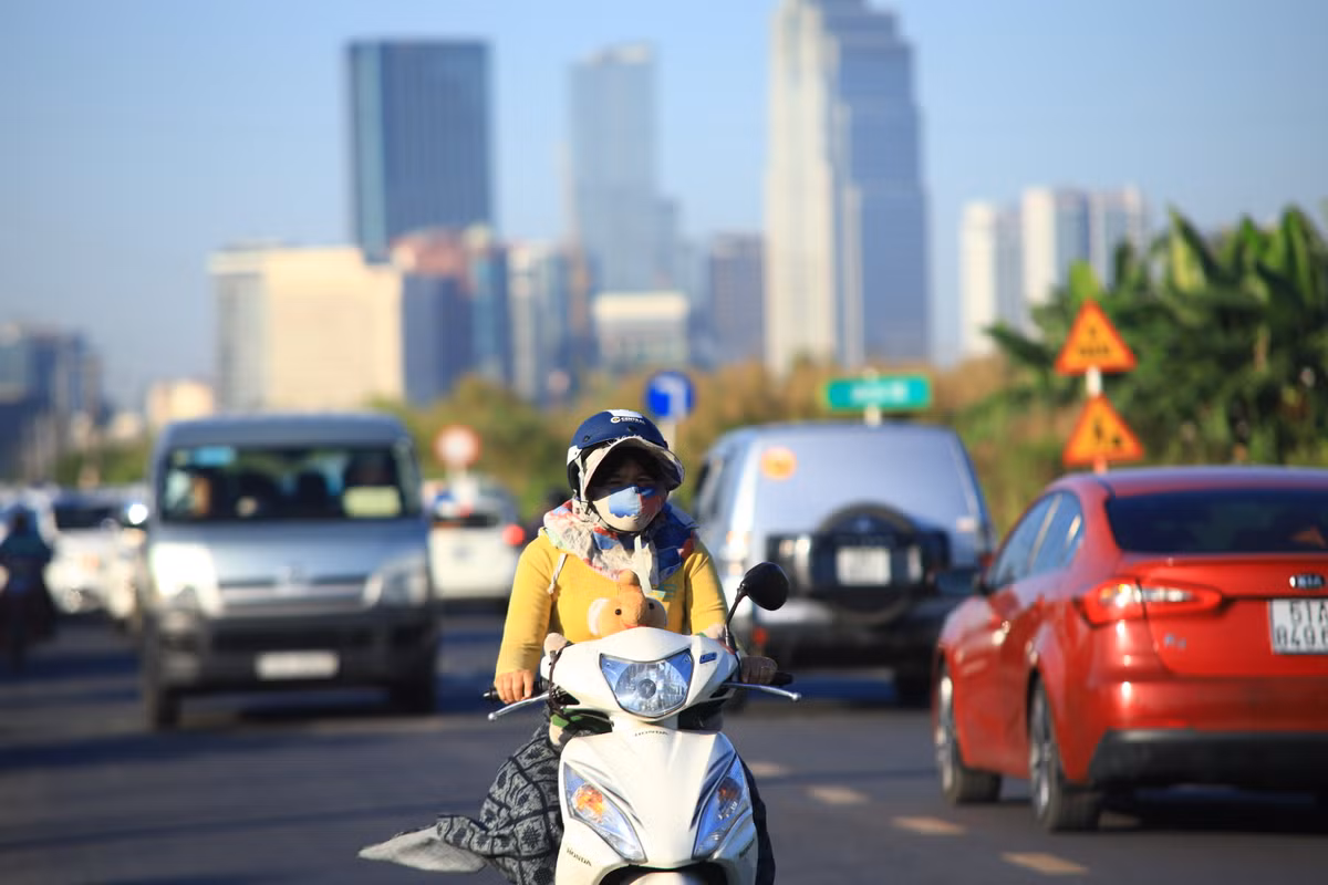 Theo dự báo của Trung tâm khí tượng thủy văn khu vực Nam Bộ, TP.HCM nói riêng và khu vực Nam Bộ nói chung sẽ duy trì thời tiết se lạnh vào đêm và sáng sớm với nền nhiệt dưới 20 độ C, do ảnh hưởng của khối không khí lạnh từ miền Bắc.