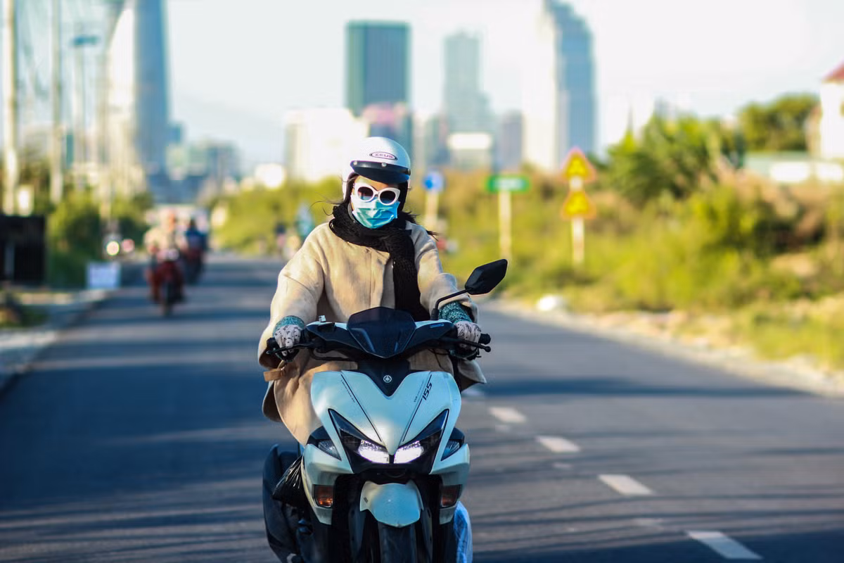 Một cô gái quấn thêm khăn len, găng tây len ra đường lúc sáng sớm trên đường Lương Đình Của (quận 2).