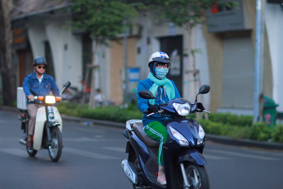 Theo ghi nhận của PV, khoảng 5h sáng, khu vực các quận trung tâm quận TP.HCM vắng người hơn những ngày thường, một số người ra đường sớm đều phải "trang bị" thêm áo khoác, khẩu trang, găng tay và cả khăn để giữ ấm.