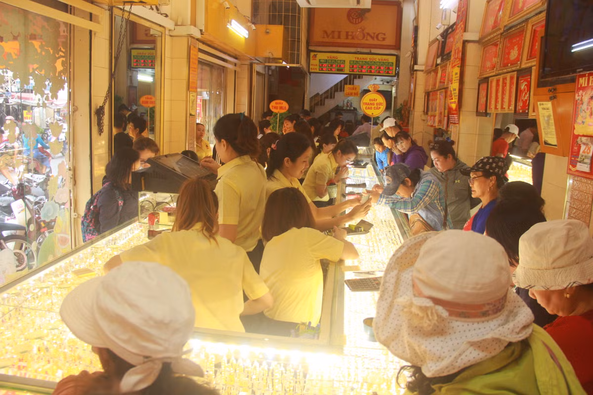 Gia vang tang ki luc, nhieu cua hang o Sai Gon vang khach, e am-Hinh-2
