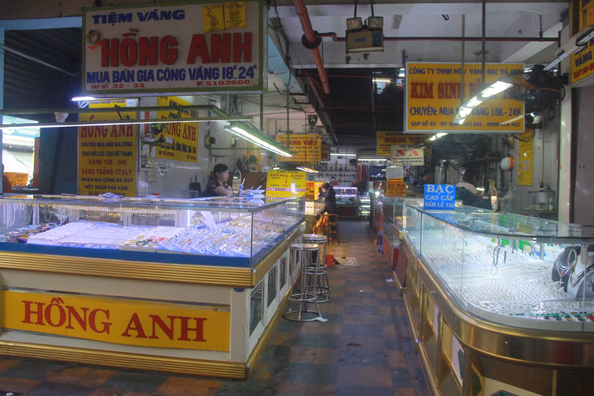 Gia vang tang ki luc, nhieu cua hang o Sai Gon vang khach, e am-Hinh-10