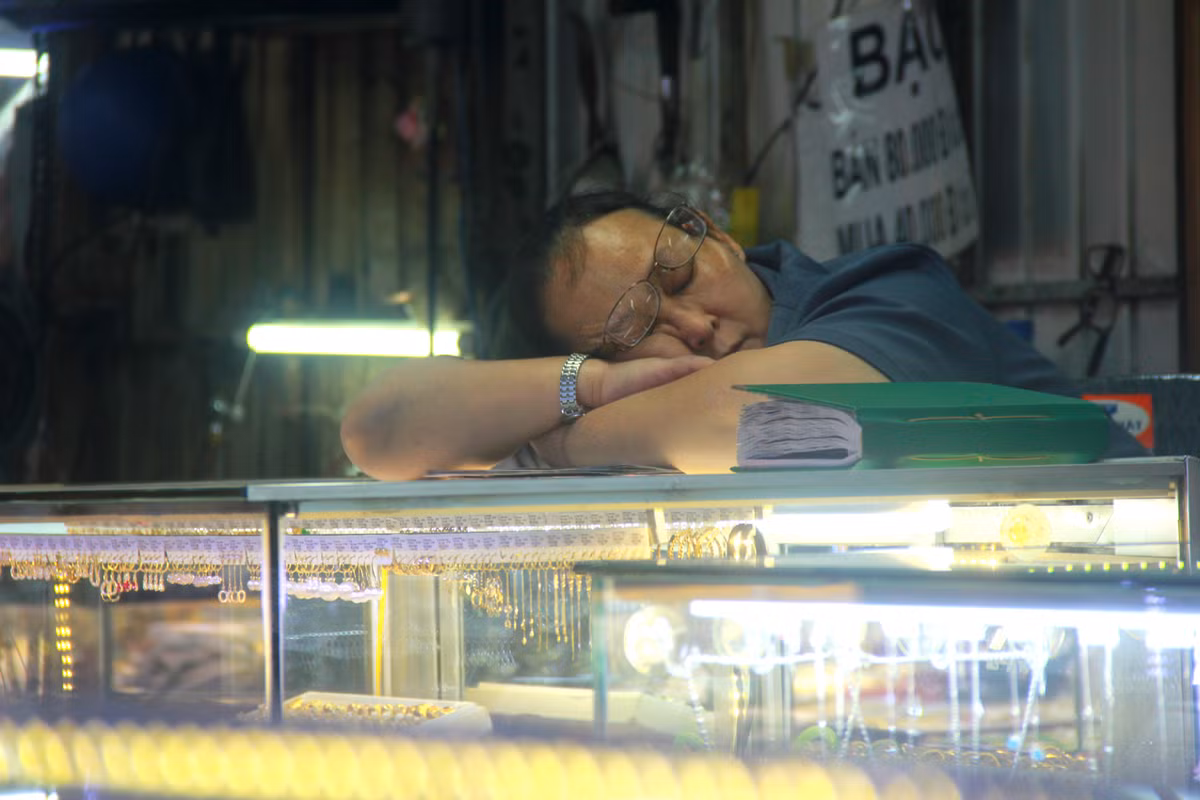 Gia vang tang ki luc, nhieu cua hang o Sai Gon vang khach, e am-Hinh-11