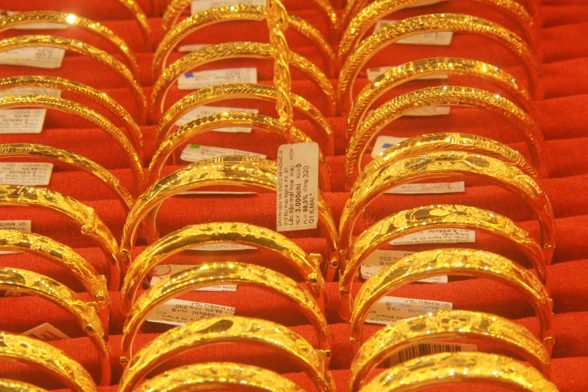 Gia vang tang ki luc, nhieu cua hang o Sai Gon vang khach, e am-Hinh-4