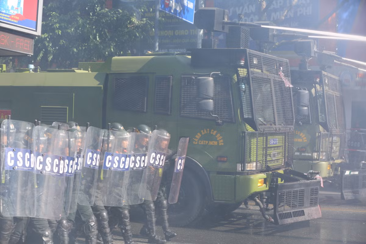 Toan canh buoi dien tap cua cong an TPHCM chong khung bo va bat giu con tin-Hinh-12