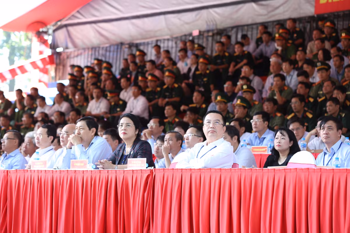 Toan canh buoi dien tap cua cong an TPHCM chong khung bo va bat giu con tin-Hinh-6