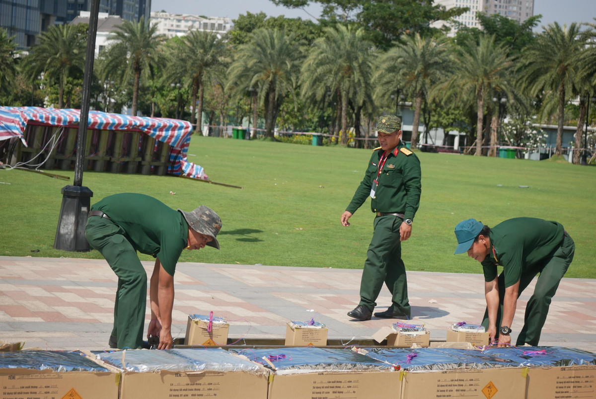 Kham pha tran dia phao hoa o khu nha giau Sai Gon don Tet Duong lich 2020-Hinh-2