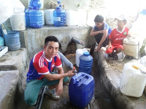 Dan Nghe An doi nang gat, chen nhau mua nuoc thanh-Hinh-2