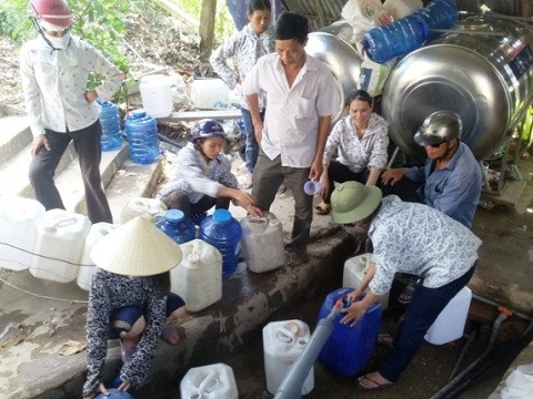 Dan Nghe An doi nang gat, chen nhau mua nuoc thanh