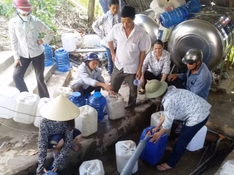 Dan Nghe An doi nang gat, chen nhau mua nuoc thanh