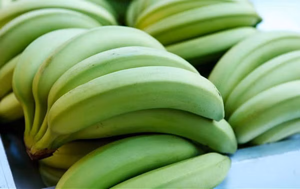 4. Chuối xanh. Có một mối liên quan khác nhau giữa chuối và bệnh táo bón. Trong khi chuối xanh có thể gây táo bón thì chuối chín lại giúp giảm các triệu chứng của bệnh. 