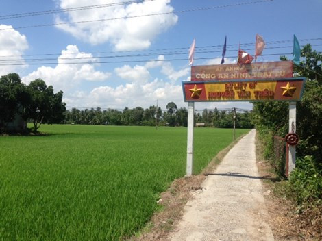 Ngay khi về nhà, một mạnh thường quân từ Ninh Bình đi Cần Thơ công tác đã ghé qua hỗ trợ bé Dương Minh Phát 30 triệu đồng.