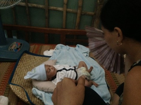 Bé Phát trong vòng tay âu yếm, chăm sóc của những người thân.