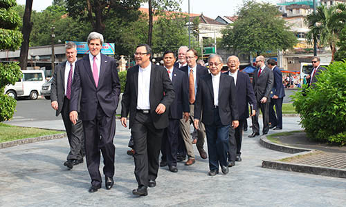 Trung tuần tháng 12/2013, ông Kerry tiếp tục quay trở lại Việt Nam sau 13 năm. Đây là lần đầu tiên ông tới Việt Nam trên cương vị ngoại trưởng Mỹ.