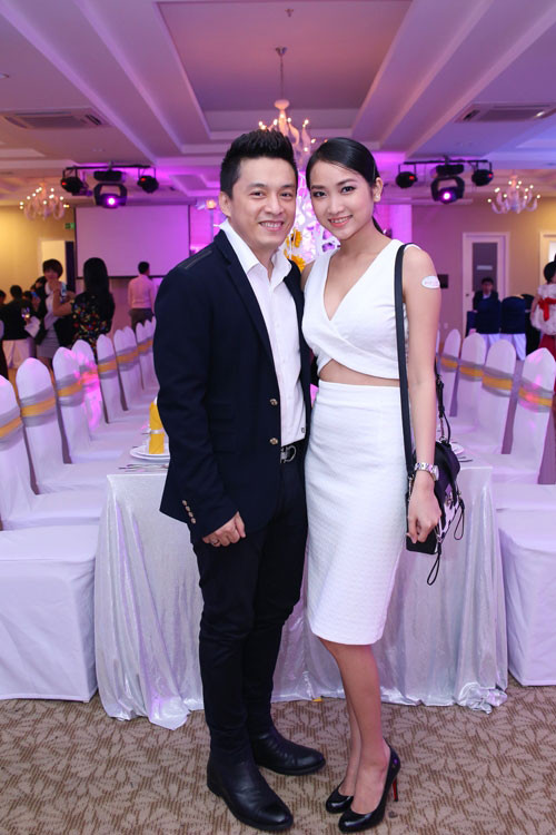 Khi hình ảnh của Yến Phương được công khai với giới truyền thông, nhiều người đã không ngớt lời khen ngợi vẻ đẹp của cô gái 9X này. Không chỉ có một gương mặt hiền dịu mà gu thời trang của Yến Phương cũng rất thanh lịch và kín đáo, thậm chí còn già dặn hơn độ tuổi của cô.