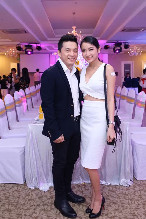 Khi hình ảnh của Yến Phương được công khai với giới truyền thông, nhiều người đã không ngớt lời khen ngợi vẻ đẹp của cô gái 9X này. Không chỉ có một gương mặt hiền dịu mà gu thời trang của Yến Phương cũng rất thanh lịch và kín đáo, thậm chí còn già dặn hơn độ tuổi của cô.