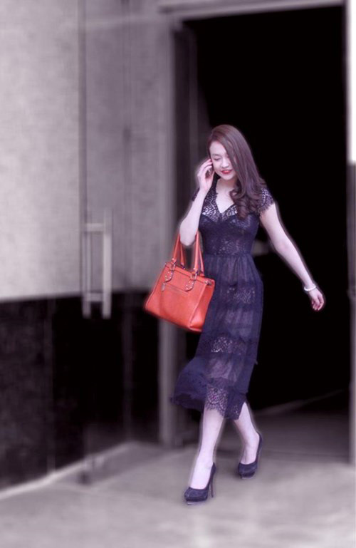 Thu Hương sở hữu gương mặt khá sắc sảo cùng thân hình nuột nà. Làn da trắng không tì vết là vẻ đẹp mang đến cho bà xã nam ca sĩ "Nắm lấy tay anh" một phong cách toát lên vẻ sang trọng, hiện đại.