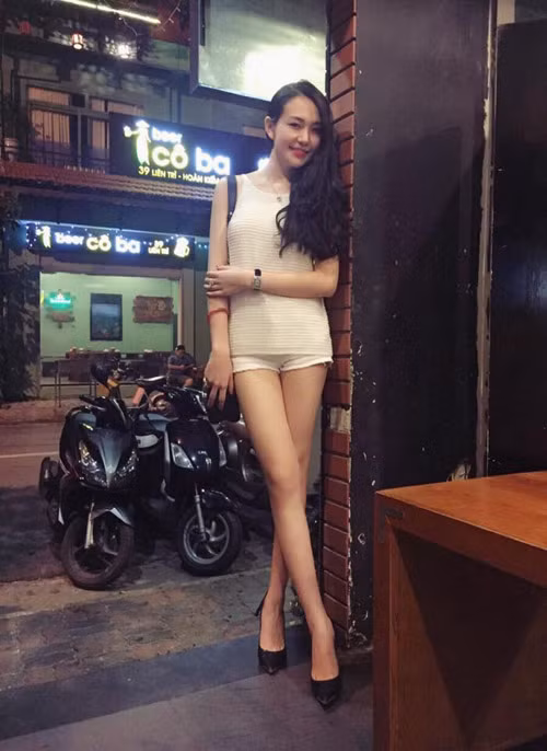 4. Thu Hương - Vợ ca sĩ Tuấn Hưng. Từng được mời làm mẫu nhưng Thu Hương lại không muốn dấn thân vào showbiz mà chọn con đường kinh doanh để phát triển sự nghiệp.