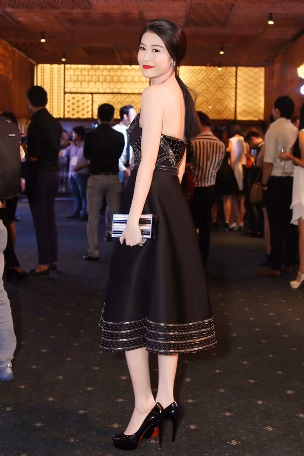 2. Thủy Anh - Vợ ca sĩ Đăng Khôi. Thủy Anh vốn là một hotgirl nổi tiếng tại đất Hà Thành. Sau khi kết hôn với ca sĩ Đăng Khôi, cô thường xuyên sát cánh cùng chồng tham gia sự kiện.