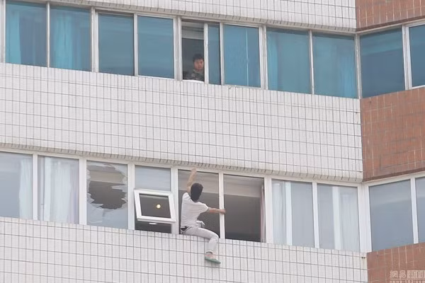 Bi vo cam sung, trai tre om con dinh nhay lau tu tu-Hinh-2