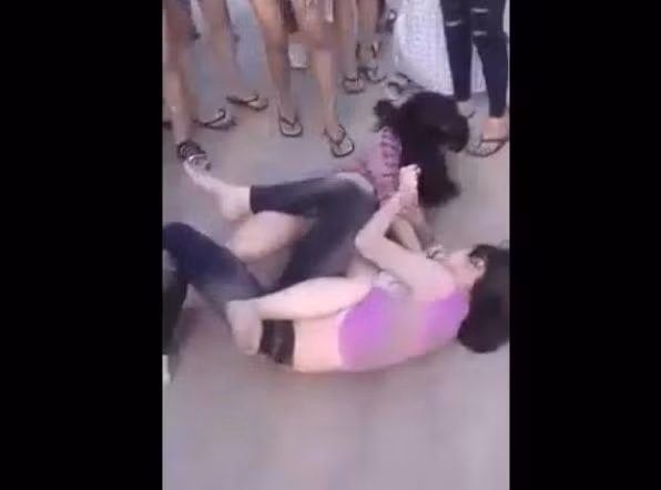 Da Nang: Nu sinh danh nhau lot do, nguoi xem reo ho co vu