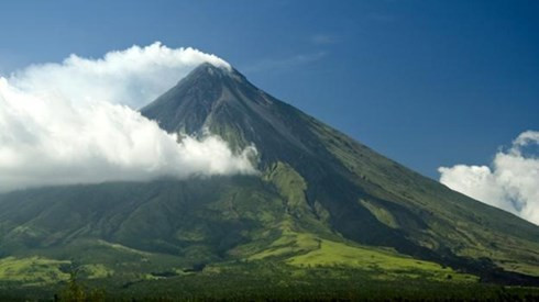 Núi Mayon, Philippines: Nằm trong khoảng 450 km về phía đông nam Manila trên một hòn đảo của Luzon, ngọn núi Mayon là ngọn núi lửa hoạt động mạnh mẽ nhất Philipin. Một đợt phun trào vào tháng 9/2014 đã buộc hàng ngàn người phải di cư tới vùng đất khác. Mayon là một kiểu núi lửa hình nón dốc đứng, dòng nham thạch chảy xuống với một sự đối xứng đến khó tin. Hình dáng hypebol hoàn hảo của Mayon ẩn giấu nhiều sự đe dọa.