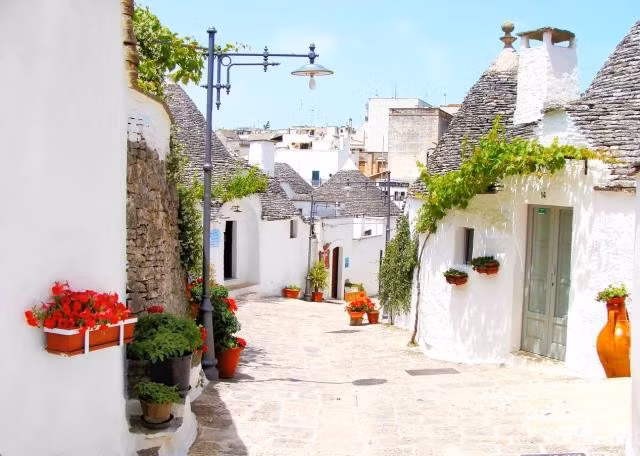 Làng Alberobello - Italy: Nổi tiếng với những ngôi nhà được xây dựng từ đá vôi, Làng Alberobello là một trong những điểm đến hấp dẫn nhất nước Italy.