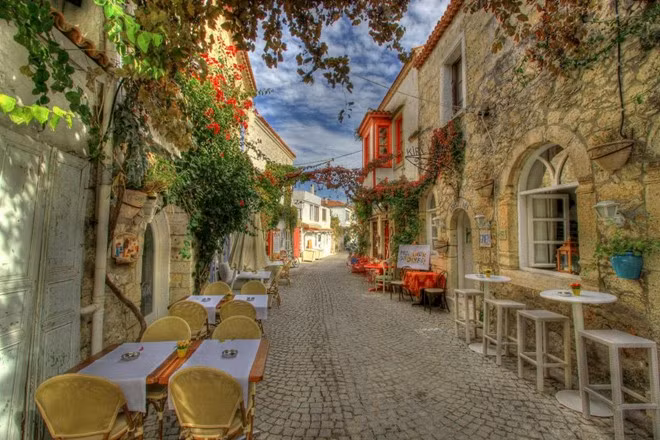 Làng Alacati luôn là điểm đến hàng đầu ở Thổ Nhĩ Kỳ bởi không gian cổ điển và lãng mạn. Sẽ thật lý tưởng để bạn khám phá nét hoài cổ và trầm lắng của ngôi làng khi màn đêm buông xuống.