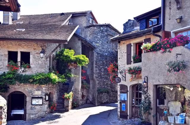 Làng cổ Yvoire - Pháp: Được dạo quanh tại ngôi làng hơn 700 năm tuổi, thư thái khám phá những con tàu lênh đênh trên mặt nước hồ Geneva, chiêm ngưỡng những đường làng nhỏ nhắn rực rỡ trong ngàn sắc hoa...