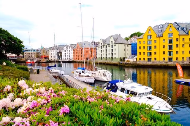 Làng Alesund, Na Uy: Là bến cảng xinh đẹp cổ điển của Na Uy được xây dựng từ thế kỷ thứ 10.