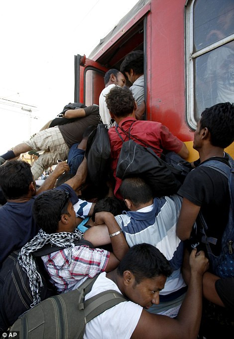 Ông Mitko Cavkov, Bộ trưởng Nội vụ của Macedonia, cho biết, số lượng người di cư quá cảnh tại nước này tăng gấp 3 lần so với năm ngoái, đạt khoảng 2.000 tới 3.000 người mỗi ngày.