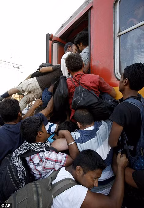 Ông Mitko Cavkov, Bộ trưởng Nội vụ của Macedonia, cho biết, số lượng người di cư quá cảnh tại nước này tăng gấp 3 lần so với năm ngoái, đạt khoảng 2.000 tới 3.000 người mỗi ngày.