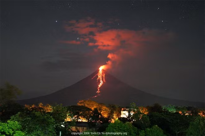 Những người đi bộ tới đây còn được chiêm ngưỡng khung cảnh của tỉnh Albay và biển Thái Bình Dương. Với những người muốn ngắm cảnh từ xa có một địa điểm thuận lợi ở Cagsawa Ruins, nơi mà nhà thờ Franciscan từ thế kỉ XVIII bị phá hủy bởi một đợt phun trào năm 1814 nhưng các tháp đá vẫn còn lại.