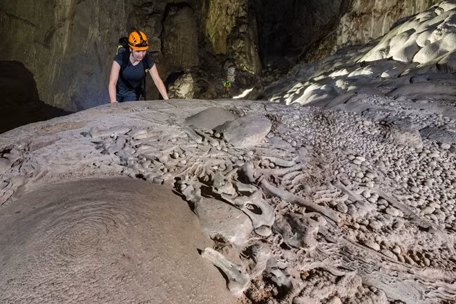 Trên hành trình khám phá hang Sơn Đoòng, "Bức tường Việt Nam" được nhắc đến nhiều lần mỗi khi nói về hang động lớn nhất thế giới nhưng hình thù của danh xưng này vẫn còn là điều bí ẩn đối với nhiều người. Nhiếp ảnh gia Ryan Deboodt, người giới thiệu những bức ảnh Sơn Đoòng ra thế giới, đã quay lại Phong Nha - Kẻ Bàng vào tháng 6 để chụp lại những bức ảnh về bức tường đá khổng lồ.