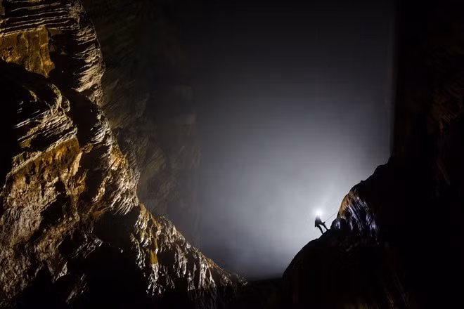 Trang cá nhân của Ryan Deboodt cho biết, anh chụp ảnh vào một ngày rất nóng và mệt mỏi. "Trong ba lần trước đây ở Sơn Đoòng, tôi chưa từng khám phá Bức tường Việt Nam và nó đã gây ấn tượng, không làm tôi thất vọng", Ryan Deboodt chia sẻ. Nhiếp ảnh gia 32 tuổi, đến từ tiểu bang Nebraska (Mỹ) chú thích trong bức ảnh là Ruth, một người bạn đồng hành đang tuột xuống từ độ cao 80 m.