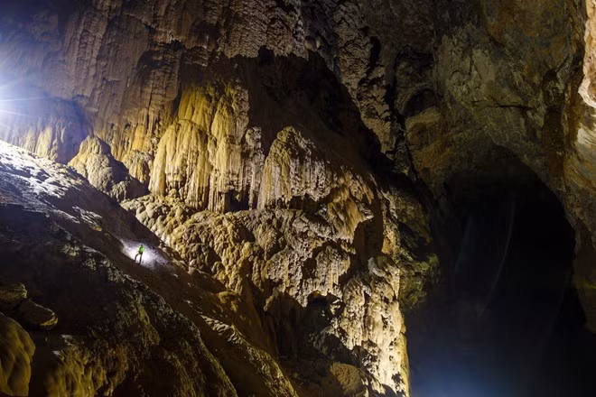 Những khối thạch nhũ được tự nhiên kiến tạo trên Bức tường Việt Nam.