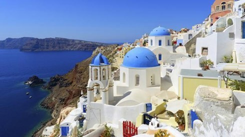 Santorini, Hy Lạp: Nổi tiếng với những tòa nhà trắng giản dị với những cột đá sắc màu xen giữa, hòn đảo này của Hy Lạp là dấu vết còn sót lại của một miệng núi lửa được hình thành vào khoảng 1600 năm TCN. Đây từng là một trong những ngọn núi lửa đẹp nhất thế giới. Khi ấy, một trong những đợt phun trào lớn nhất được ghi nhận trong lịch sử đã quét sạch mọi thứ trên hòn đảo bao gồm cả những khu dân cư đầu tiên. Ngày nay, Santorini thu hút khách du lịch từ khắp nơi trên thế giới, đặc biệt những người yêu thích những dấu tích còn sót lại của núi lửa. “Để cảm nhận nó từng tráng lệ như thế nào, bạn phải bước vào trong, đứng ở rìa vách đá trong một buổi hoàng hôn”, Achilleas Vortselas, một du khách tiết lộ.