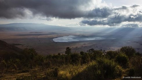 Núi Kilimanjaro và Ngorongoro Crater, Tanzania: Những người ưa phiêu lưu trên khắp thế giới đếu hướng về vùng biên giới giữa Tanzania và Kenya để được chiêm ngưỡng Kilimanjaro - ngọn núi cao nhất Châu Phi. Hầu như rất ít người biết Kili cũng là ngọn núi lửa cao nhất lục địa này với 3 đỉnh hình chóp nón. Trong khi Mawenzi và Shira đã tắt thì đỉnh cao nhất Kibo vẫn hoạt động mạnh mẽ và thỉnh thoảng lại xuất hiện những dòng nham thạch và khí thoát ra. Những người yêu thích việc chinh phục độ cao 5895m của Kilimanjaro phải chuẩn bị về sự thay đổi nhiệt độ từ 35 độ C dưới khu rằng chân núi tới -15 độ C trên đỉnh Uhuru cao nhất.