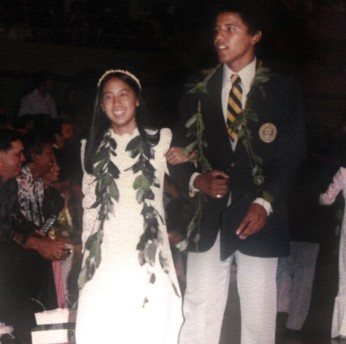 Barack Obama chụp ảnh cùng Laura Kong khi dự lễ tốt nghiệp tại trường Punahou ở Hawaii, Mỹ, hồi tháng 5/1979. Obama sinh ngày 4/8/1961 ở Honolulu, Hawaii. Ông là con trai của ông Barack Hussein Obama Sr, một người Kenya và Ann Dunham, người phụ nữ Mỹ da trắng đến từ bang Kansas.