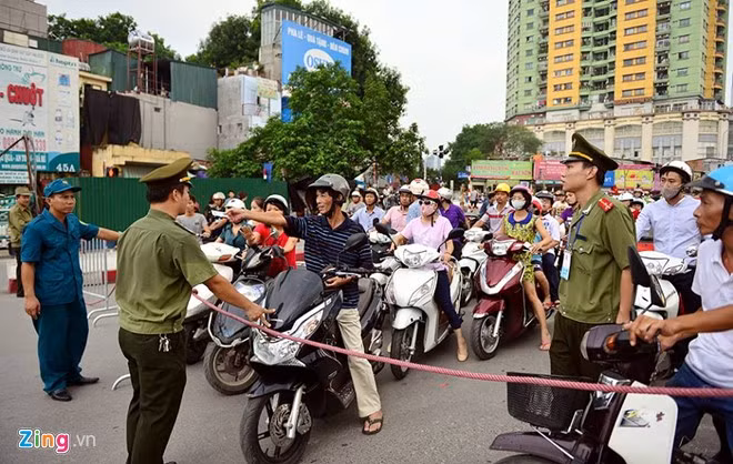 Ngã ba Đê La Thành - Nguyễn Thanh đi Kim Mã, Liễu Giai bị cấm khiến dòng xe ùn ứ.