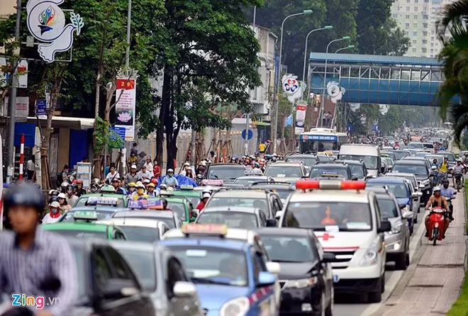 Phố Nguyễn Chí Thanh cũng bị tắc nghiêm trọng nhiều đoạn.