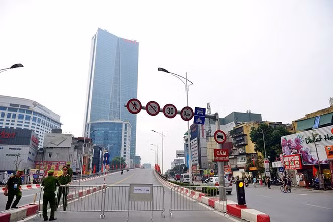 Cầu vượt Nguyễn Chí Thanh cũng được đóng cả hai chiều.