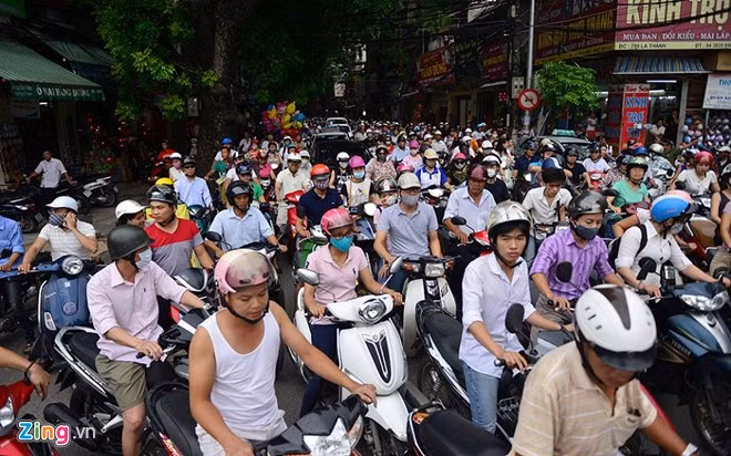 Nhiều tuyến phố đã lâm vào cảnh ùn tắc kéo dài. Đường Đê La Thành, đoạn giao với phố Nguyễn Chí Thanh bắt đầu ùn tắc từ 17h.