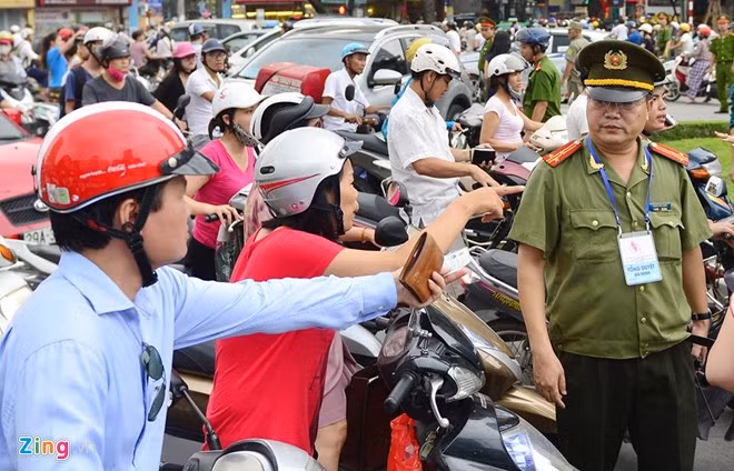 Người dân sống trên phố này đã trình chứng minh nhân dân để lực lượng an ninh cho về nhà.